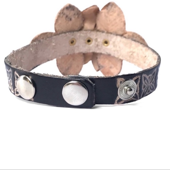 New Boutique Brand Handmade Genuine Leather Floral Bracelet - Picture 4 of 5